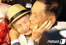 남북 이산가족, 첫 상봉 시작