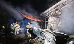 홍천 돈사 새벽에 불 나…돼지 400마리 소사