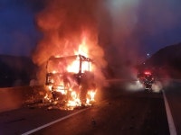 경부고속도 옥천 금강휴게소 인근서 트레일러 화재…인명피해 없어