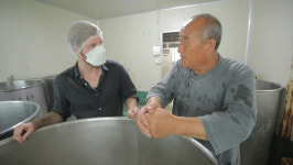 [아주 각별한 기행] 부산 막걸리 장인 유청길 식품명인…맛의 비결은 전통방식 누룩