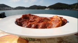 [아주 각별한 기행] 김치에 황칠나무 잎+돼지고기, 황칠돼지고기김치 맛 보세요