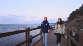 [한국의 둘레길] 태양과 함께 걷는 길…오정연·오언주, 해파랑길 12코스 동행