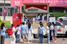 할리스, 2023 국제 스페셜 뮤직&아트 페스티벌에 커피차 무빙 딜라이트 후원…참가자 전원에게 커피 및 음료 제공