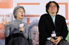 도그데이즈 윤여정, 김덕민 감독에 대한 특별한 애정 드러내