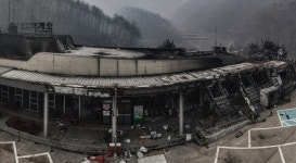 의성 산불에 청송휴게소 양방향 모두 전소…주유시설엔 불 안 붙어