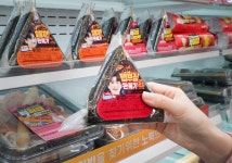 삼각김밥도 콘텐츠다...세븐일레븐, 히밥·미미미누와 세 번째 콜라보 상품 출시