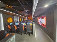 [현장] 강남역 4번 출구 앞 메이플 분위기 물씬...정식 오픈 앞둔 메이플 아지트