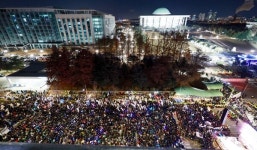 12·3 비상계엄 1년...내란청산 외친 진보, 윤 어게인 맞선 보수