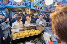 이재명 대통령, 창원 반송시장 방문... 딸기·토마토 등 장바구니 물가 점검