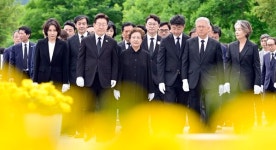 李대통령, 봉하마을 찾아 盧 前대통령 추모...김해 전통시장 깜짝 방문해 민생 점검