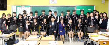 사퇴 하루 앞두고 무상교복 현장 찾은 양기대 광명시장