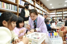심포니 이연 작은도서관 개관...임오경 이웃 잇는문화공간으로