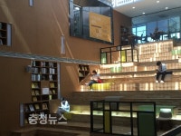 천안 청수도서관, 아트리움에서 色을 읽다