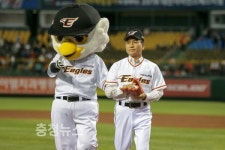 구본영 천안시장, 한화이글스 경기 시구로 박람회 홍보