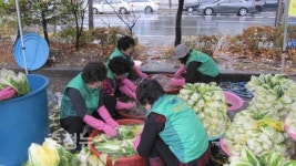[사진]서구 둔산 2동 복지 만두레 ′사랑의 김장김치′나눔