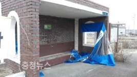 [사진] 논산시, 찢어진 정류장 바람막이 그대로 방치?