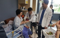 대전센텀병원, 환자들에게 카네이션 전달