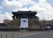 홍성군, 조양문 대형 태극기로 항일정신 잇는다