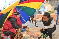 [포토] 박정현 부여군수, 설 명절 전통시장 방문