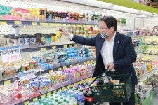 [포토] 오세현 아산시장, 코로나19 피해 마트 방문