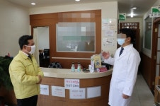 [포토] 박정현 부여군수, 코로나19 확진자가 이용한 의원・약국 방문