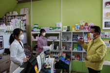 [포토] 박정현 부여군수, 코로나19 확진자가 이용한 의원・약국 방문