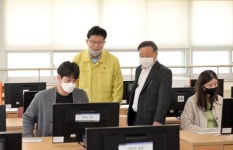 김정섭 공주시장, 온라인 개학 학교현장 격려 방문