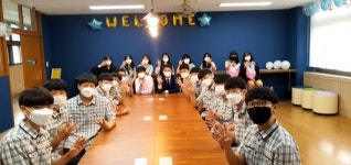 장미꽃 준비한 건양고, 첫 등교하는 신입생 환영