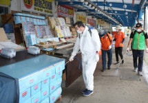 [사진] 김동일 보령시장, 대천항수산시장에서 코로나19 방역활동 펼쳐