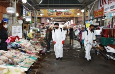 [사진]맹정호 서산시장, 동부시장과 터미널 인근 방역 참여