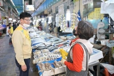 김정섭 공주시장, 추석명절 맞아 공주산성시장 방문