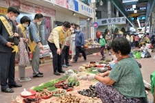 김정섭 공주시장, 추석명절 맞아 공주산성시장 방문