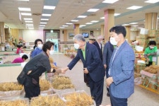 문정우 금산군수, 인삼약초시장 현장 돌아보기 실시