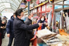 [사진] 김홍장 당진시장, 설 연휴 앞두고 전통시장 방문