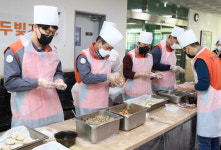 [사진] 한국타이어 대전공장, 설맞이 情 담은 맞두 빚기 봉사