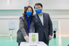 오세현 아산시장, 아내와 사전투표 소중한 한 표 행사 당부