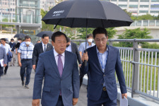 최민호 세종시장 당선인, 금강보행교 찾는 까닭은?