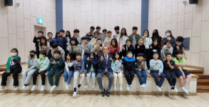 유병권 청양군 명예군수 가남초에 장학금 기탁