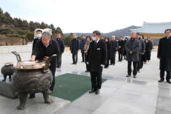 새해 첫날, 현충원 참배에 여야 지도부와 권한대행인 최상목 대통령 부총리 참배