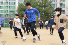 충남아산FC, 비타민스쿨은 계속된다 모산초 방문
