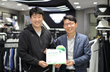 다이나핏 대전은행점 외 3곳, 초록우산 나눔현판 전달