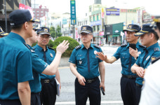[사진] 정용근 대전경찰청장, 0시 축제 현장 점검