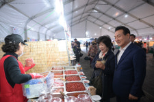강경젓갈축제 개막, 궂은 날씨에도 방문객 모여들어
