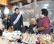 [사진]이완섭 서산시장, 설 명절맞이 동부전통시장 방문