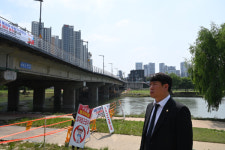 대전 중구의회 오은규 의장, 유등교 침하 피해 현장 점검