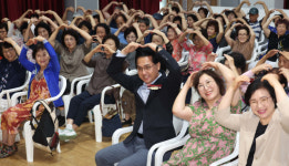 [사진]박희조 동구청장, 행복한어르신복지관 복지관장 업무 체험