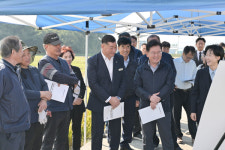 이승돈 농촌진흥청장, 공주시 벼 수확·수매 현장 방문