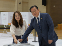 유인호 세종시의원 후보, 가족과 함께 사전투표 참여