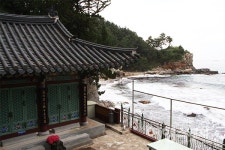 바다열차 타고 동해 여행…동해역에 내려 감추사, 한섬해변, 천곡 천연동굴 돌아보기