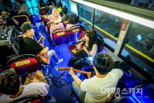 [여름 여행] 낭만 가득한 공연이 열리는 여수 낭만버스 투어, 시간을 달리는 버스커
